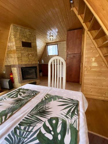 Un dormitorio con una cama en una habitación con chimenea. en OWS Dorota, en Kolbudy