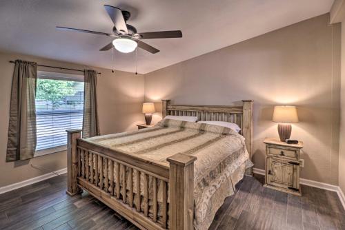 Ένα ή περισσότερα κρεβάτια σε δωμάτιο στο Lake Hamilton Home with Dock 8 Mi to Hot Springs NP