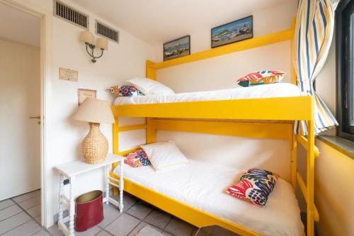 タオルミーナにあるOld Memories Houseのランプ付きのドミトリールームの二段ベッド2台