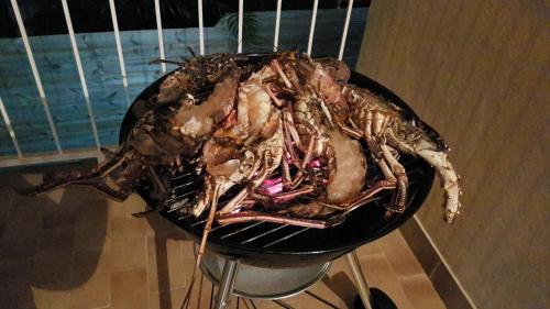 un cangrejo muerto en una parrilla en una mesa en ROY'AL BEACH HOLIDAYS, en Sainte-Luce