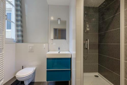 un bagno con wc, lavandino e doccia di Arche de Noé a Colmar