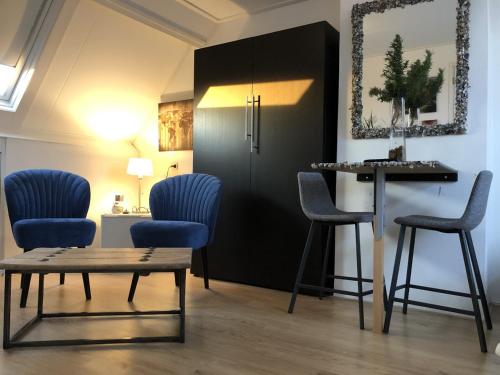 a waiting room with chairs and a table and a counter at PuraVida in Westkapelle