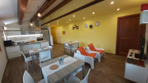 a kitchen and living room with a table and chairs at Lumacanda in Mombaroccio