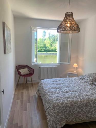 1 dormitorio con cama y ventana grande en River Cottage 2 nuits minimums par réservation, en Daon