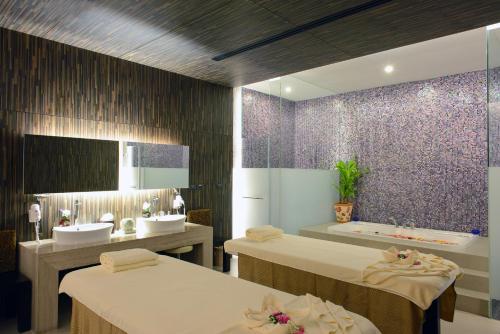 a bathroom with two beds and a bath tub at Novotel Bangkok IMPACT in Nonthaburi