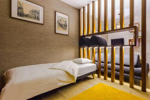 ein Schlafzimmer mit einem Etagenbett und einer Treppe in der Unterkunft Flat Casino Beach Figueira da Foz - Moderno & Ótima Localização! in Figueira da Foz