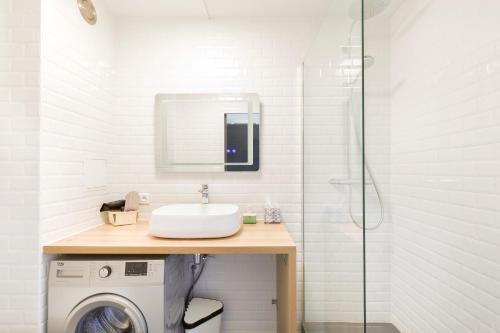 a bathroom with a sink and a washing machine at Appartement Cosy Tout confort - Climatisation, Balcon, WiFi - proche AIRBUS, Purpan, Aéroport, Stade Ernest Wallon in Toulouse