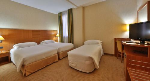 A bed or beds in a room at Best Western Cavalieri Della Corona