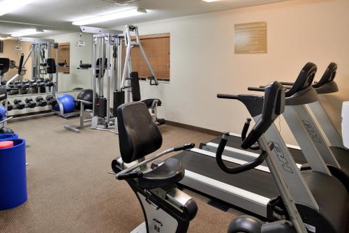 Pusat kecergasan dan/atau kemudahan kecergasan di Candlewood Suites Turlock by IHG