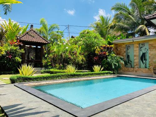 una piscina frente a una casa en Villa D'Uma, en Ubud