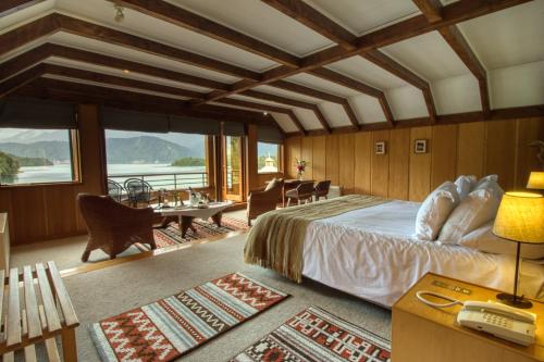 Postel nebo postele na pokoji v ubytování Puyuhuapi Lodge & Spa