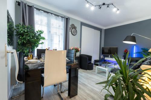 Cet appartement comprend un bureau et un salon. dans l'établissement Beau 3 pièces, 7 pers, 2 terrasses, centre, calme, sécurité, à Nice