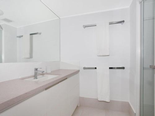 Koupelna v ubytování 2 bedroom Apt on Parkyn Parade with pool and Airvconditioning