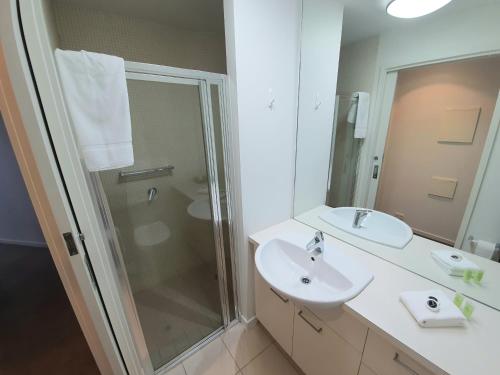 A bathroom at Harbour Escape Apartments Docklands