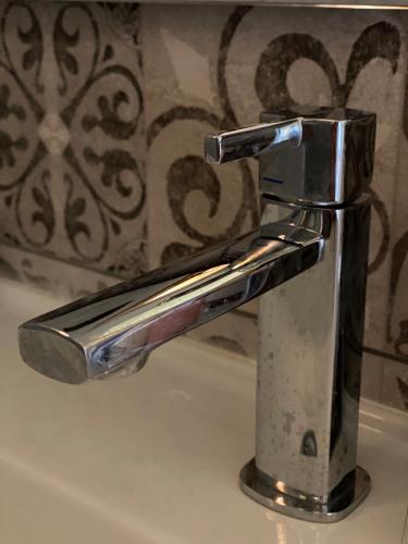 La salle de bains est pourvue d'un lavabo en chrome. dans l'établissement Les Barras’k, à Saint-Péray