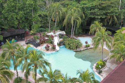 La alberca dentro o cerca de Sabah Hotel