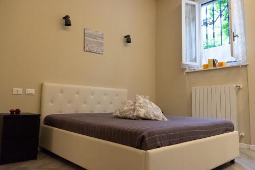 Ліжко або ліжка в номері Bilocale vicino Stazione CIR 00015