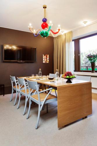 TV a/nebo společenská místnost v ubytování Elite Eden Park Hotel