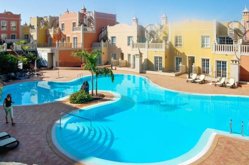 パルム・マールにある2 bedrooms apartement at Palm Mar 800 m away from the beach with sea view shared pool and furnished terraceの中庭の大きなスイミングプール