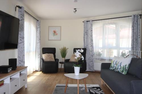 sala de estar con sofá y 2 sillas en Kaisereck, en Reit im Winkl