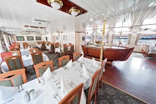 ห้องอาหารหรือที่รับประทานอาหารของ Florentina boat