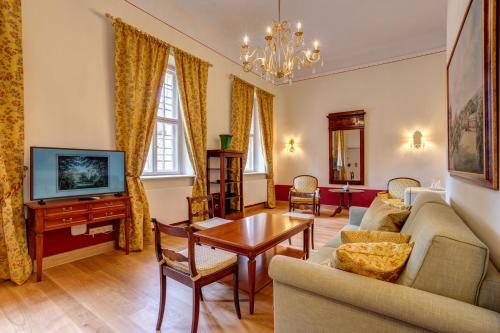 TV a/nebo společenská místnost v ubytování Urlaubsresidenz Marstall und Kanzlei im Schlossensemble