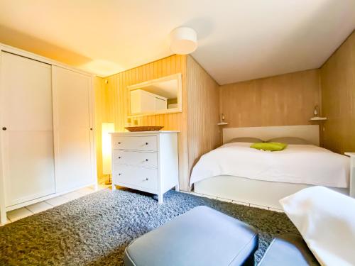 niewielka sypialnia z 2 łóżkami i komodą w obiekcie Ferienwohnung Im Sachsenwald w mieście Dassendorf