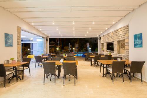 un ristorante con tavoli e sedie e un muro di mattoni di Datca Beyaz Ev Hotel a Datça
