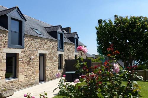 a stone house with a garden in front of it at Baden - Maison 4 personnes avec jardin et vue sur mer in Baden
