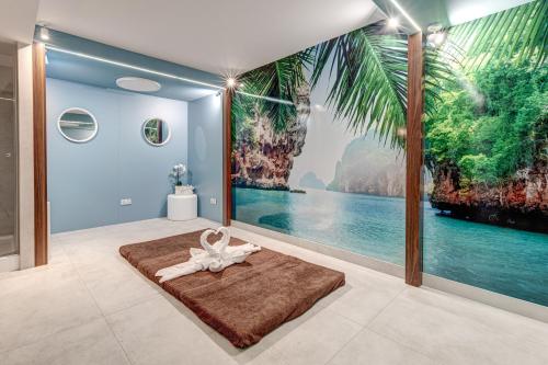 um quarto com um grande mural de uma praia em Apartamenty Rondo em Świnoujście