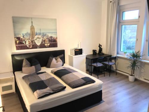 ein Schlafzimmer mit einem Bett und einem Schreibtisch. in der Unterkunft Citywohnungen Halle an der Saale in Halle an der Saale