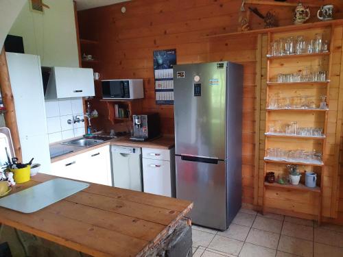 Willa Jędruś na " Starej Łące" في شتوروك: مطبخ مع ثلاجة من الفولاذ المقاوم للصدأ وجدران خشبية