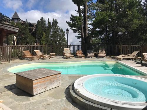- une piscine avec un bain à remous dans la cour dans l'établissement Appartement au centre du village ARC1950, 2 ou 4 personnes, à Arc 1950