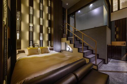 Un pat sau paturi într-o cameră la HOTEL VARKIN ANNEX