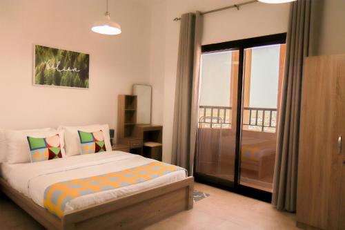 una camera con letto e porta scorrevole in vetro di SHH - Furnished Studio in Silicon Gates 1, Silicon Oasis a Dubai