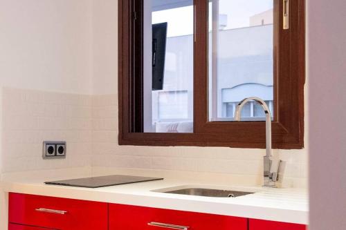 w kuchni z umywalką i oknem w obiekcie Penthouse Raggio w Sewilli