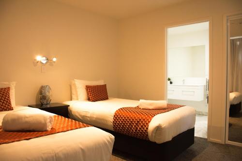 a bedroom with two beds and a window at Tekapo Luxury Apartments in Lake Tekapo