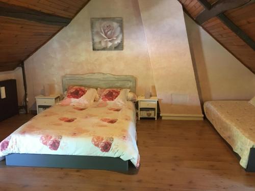 ein Schlafzimmer mit einem Bett und zwei Nachttischen in der Unterkunft Gîte à l'orée de Grandchamp in Grandchamp