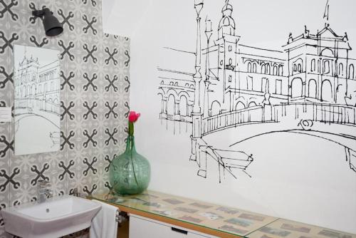 een badkamer met een tekening van een brug op de muur bij Pension San Pancracio in Sevilla