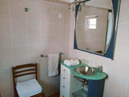 un baño con lavabo y espejo en Quinta dos Caracois, en Lagos