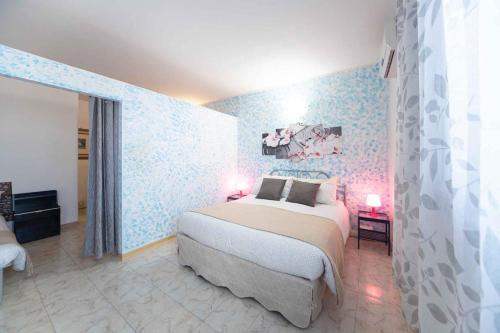 マリーナ・ディ・グロッセートにあるAlbergo Luisssの青い壁のベッドルーム1室(ベッド1台付)