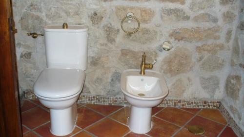 a bathroom with a toilet and a bidet at Tenuta de Maffutiis in Polla