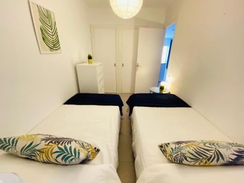 2 łóżka w małym pokoju z 2 poduszkami w obiekcie Golden Cambrils w mieście Cambrils