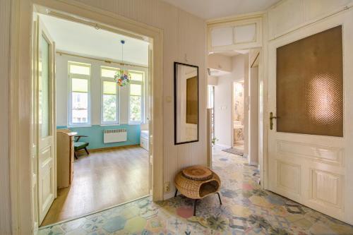 pasillo con puerta y taburete en una habitación en Apartment 65 - Airy Aprt at Top Center en Sofía