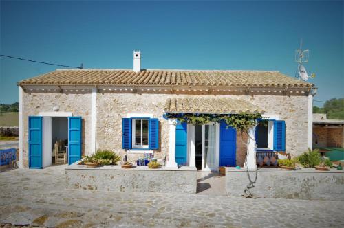 Una pequeña casa con persianas azules. en Siamoformentera Villa Antonella, en Sant Francesc Xavier