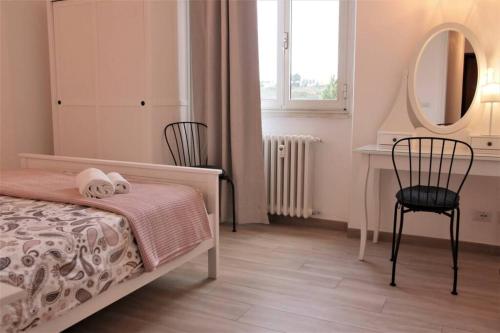 una camera con letto, specchio e sedia di Apartment Matilde a Roma
