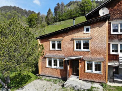 una antigua casa de ladrillo con techo de hierba en Ferienhaus Gubel en Alt Sankt Johann