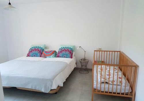 um quarto com uma cama e um berço em Finca Fila By LeMón Holiday em Esporles