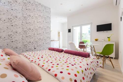 CANDY ap.-near center,bus,beach+free parking place