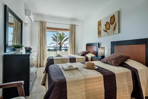 Katil atau katil-katil dalam bilik di Apt Galé Mar 11 by Algarve Villa Holidays